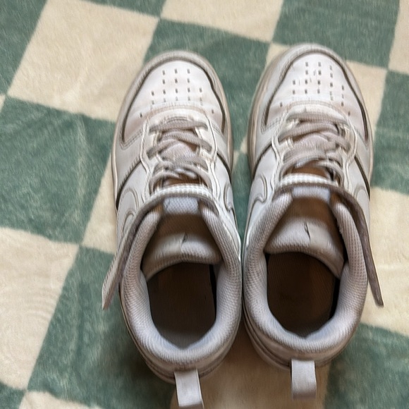 White youth Nike shoes. - Picture 3 of 11